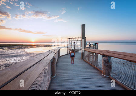 Lignano Sabbiadoro, Provinz Udine, Friaul-Julisch Venetien, Italien. Sonnenuntergang in der Lagune von Lignano Sabbiadoro Stockfoto