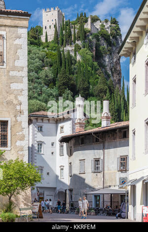 Blick auf die mittelalterliche Burg Arco, Provinz Trient, Italien, Europa Stockfoto