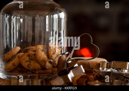 Kekse in Glas, Vordergrund Lebkuchen Ausstechern Stockfoto