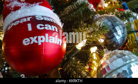 Santa kann ich Christmas Ball erklären auf Baum mit Santa Hut, die mit retro Ornamenten - close-up Stockfoto