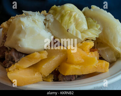 Jigg's Dinner, einem traditionellen Neufundland Mahlzeit von Salz Rindfleisch, Kartoffeln, Karotten, Rüben, Kohl und Pea Pudding. Stockfoto