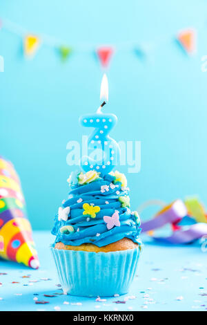 Dritte 3. Geburtstag Cupcake mit Kerze und Streuseln. Karte mockup. Stockfoto