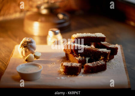 Knoblauch croutons auf geöltem Papier. Fotos atmosphärischer, rau, rustikalen Stil. Stockfoto