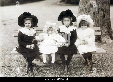 Eine Fotografie, die die vier Töchter des Zaren Nikolaus II. Von Russland – Olga, Tatiana, Maria und Anastasia – ohne ihre Gouvernante Margaretta Eagar zeigt und ihre familiäre Bindung unterstreicht. Stockfoto
