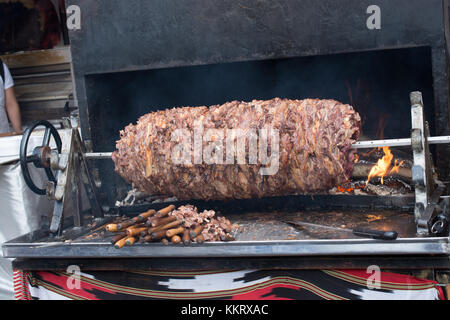 Türkische Cag Kebab auf Pole in horizontaler Position Stockfoto