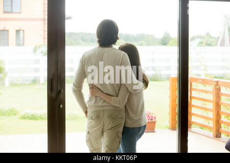 Paar stehend zu Hause, die nach außen, Ansicht von hinten Stockfoto