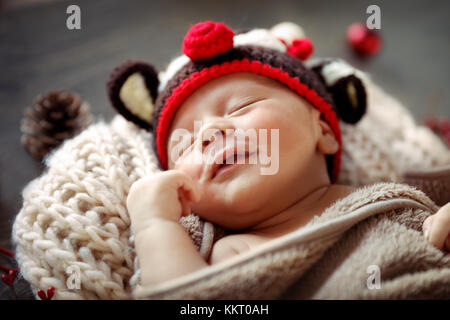 Süße baby boy zu Hause in Weihnachtsabend schlafen, tragen, Hut, lustige Rentier Rudolph Kostüm, frohe Weihnachten Zeit Stockfoto