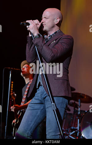 WEST PALM BEACH FL - JUNI 07: Isaac Slade of the Fray tritt am 7. Juni 2015 im Coral Sky Ampitheater in West Palm Beach, Florida auf. Leute: Isaac Slade Stockfoto