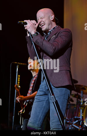 WEST PALM BEACH FL - JUNI 07: Isaac Slade of the Fray tritt am 7. Juni 2015 im Coral Sky Ampitheater in West Palm Beach, Florida auf. Leute: Isaac Slade Stockfoto