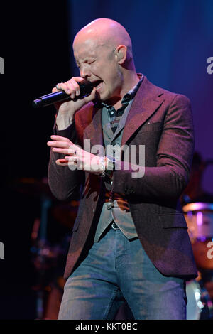 WEST PALM BEACH FL - JUNI 07: Isaac Slade of the Fray tritt am 7. Juni 2015 im Coral Sky Ampitheater in West Palm Beach, Florida auf. Leute: Isaac Slade Stockfoto