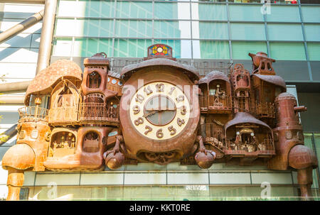 Tokio, Japan - 20. April 2017: Riesige Ghibli-Uhr an der Fassade des Nittele Tower oder des Hauptquartiers von Nippon Television in Shiodome, Minato Stockfoto