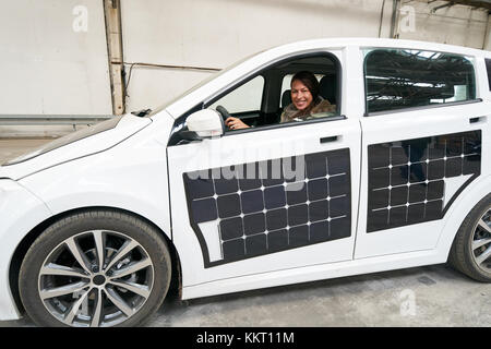 Neue SION Elektroauto, München, 29. November 2017 Frau tun, eine Probefahrt mit einem Prototyp der New Electric Car SION von Sonomotors, angetrieben von El Stockfoto
