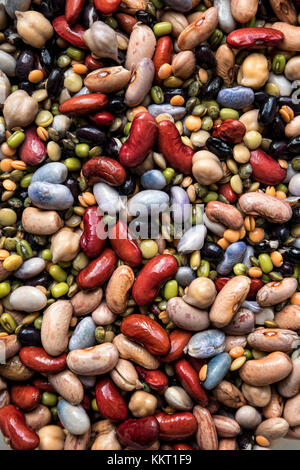Eine bunte Vielfalt von trockenen Hülsenfrüchten Stockfoto