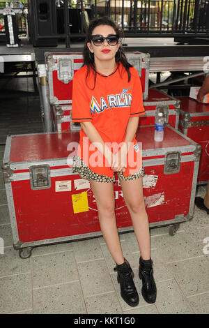 MIAMI, FL - 16. Mai: Charlotte Emma Aitchison, besser bekannt unter ihrem Künstlernamen Charli XCX, ist ein englischer Sänger und Songwriter hier gesehen auf der Bühne nach der Atlanta Braves Miami Marlins Baseball Spiel bei Marlins Park vs am 16. Mai 2015 in Miami, Florida Personen: Charli XCX Stockfoto