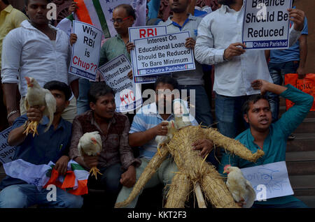 Kolkata, Indien. 01 Dez, 2017. chatra Parishad, Student Flügel des indischen Nationalkongresses Anhänger während eines Protestes gegen die Regierung der Union zu sammeln und verschiedene Themen vor der Reserve Bank of India Regionalbüro in Kolkata, Indien Am 01. Dezember 2017. Quelle: sanjay purkait/Pacific Press/alamy leben Nachrichten Stockfoto