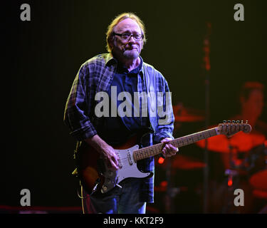 HOLLYWOOD FL - 10. MAI: Stephen Stills, Graham Nash und David Crosby von Crosby Stills Nash treten am 10. Mai 2013 im Seminole Hard Rock Hotel & Casino in Hollywood auf. Leute: Stephen Stills Stockfoto