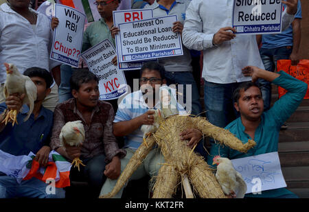 Kolkata, Indien. 01 Dez, 2017. chatra Parishad, Student Flügel des indischen Nationalkongresses Anhänger während eines Protestes gegen die Regierung der Union zu sammeln und verschiedene Themen vor der Reserve Bank of India Regionalbüro in Kolkata, Indien Am 01. Dezember 2017. Quelle: sanjay purkait/Pacific Press/alamy leben Nachrichten Stockfoto