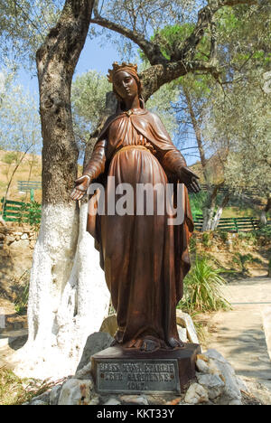 Statue der Jungfrau Maria im Hof des Hauses der Jungfrau Maria. das Haus der Jungfrau Maria (meryemana), geglaubt, der letzte Wohnsitz von Maria zu sein Stockfoto