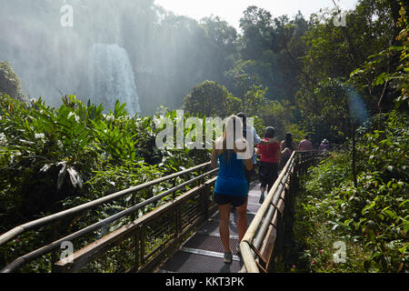 Tourist auf Gehweg von Iguazu Falls, Argentinien, Südamerika