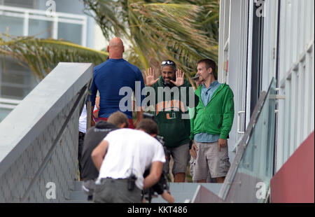 MIAMI BEACH, FL - 07. MÄRZ: Schauspieler Zac Efron, Dwayne Johnson, Alexandra Daddario und Sports illustrierten Kelly Rohrbach am Strand, die am 7. März 2016 eine Szene für ihren neuen Film Baywatch in Miami Beach, Florida, drehten. Menschen: Atmosphäre Stockfoto