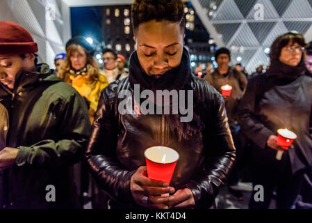 New York, Usa. Dezember 2017. ACT UP NY sponserte am 1. Dezember 2017 die jährliche Out of Darkness Candlelight Vigil im New Yorker AIDS Memorial, um an die am Welt-AIDS-Tag Vergangenen zu erinnern. Die Mahnwache wurde von einem marsch nach St. Johns Kirche in 81 Christopher Street gefolgt. Quelle: Erik McGregor/Pacific Press/Alamy Live News Stockfoto