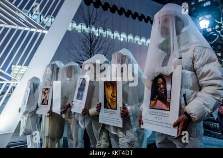 New York, Usa. Dezember 2017. ACT UP NY sponserte am 1. Dezember 2017 die jährliche Out of Darkness Candlelight Vigil im New Yorker AIDS Memorial, um an die am Welt-AIDS-Tag Vergangenen zu erinnern. Die Mahnwache wurde von einem marsch nach St. Johns Kirche in 81 Christopher Street gefolgt. Quelle: Erik McGregor/Pacific Press/Alamy Live News Stockfoto