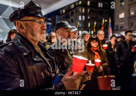 New York, Usa. Dezember 2017. ACT UP NY sponserte am 1. Dezember 2017 die jährliche Out of Darkness Candlelight Vigil im New Yorker AIDS Memorial, um an die am Welt-AIDS-Tag Vergangenen zu erinnern. Die Mahnwache wurde von einem marsch nach St. Johns Kirche in 81 Christopher Street gefolgt. Quelle: Erik McGregor/Pacific Press/Alamy Live News Stockfoto