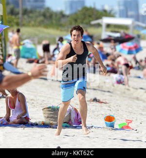 MIAMI BEACH, FL - 08. MAI: Miami Set of Arms and Dudes am 8. Mai 2015 in Miami Beach, Florida. Leute: Miles Teller Stockfoto