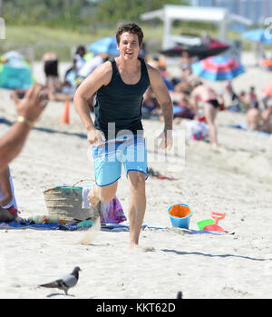 MIAMI BEACH, FL - 08. MAI: Miami Set of Arms and Dudes am 8. Mai 2015 in Miami Beach, Florida. Leute: Miles Teller Stockfoto