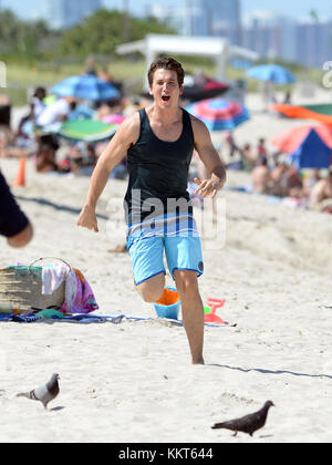 MIAMI BEACH, FL - 08. MAI: Miami Set of Arms and Dudes am 8. Mai 2015 in Miami Beach, Florida. Leute: Miles Teller Stockfoto