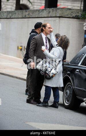 NEW YORK, NY - OKTOBER 04: Matthew McConaughey und Bryce Dallas Howard Filmen Stephen Gaghams 'Gold' am 4. Oktober 2015 in New York City. Personen: Matthew McConaughey Stockfoto