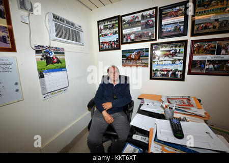 HALLANDALE, FL - 15. APRIL: (EXKLUSIVE BERICHTERSTATTUNG) Trainer Antonio Sano wurde in Venezuela zweimal entführt und trainierte den Kentucky Derby-Kandidaten Gunnevera. Gunnevera hat hier 5 Furlongs in 1 Menuett auf der Strecke für eines seiner letzten Workouts vor dem Kentucky Derby gesehen, wo er einer der Favoriten sein wird. Gesehen hier im Gulfstream Park am 15. April 2017 in Hallandale, Florida Stockfoto