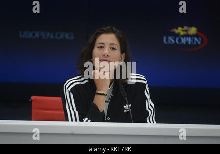 NEW YORK, USA - 26. AUGUST: GARBINE MUGURUZA spricht während einer Pressekonferenz vor den 2017 US Open Tennis Championships, die vom 28. August bis 10. September im Billie Jean King National Tennis Center in New York, USA, am 26. August 2017 stattfinden werden. Menschen: GARBINE MUGURUZA Stockfoto