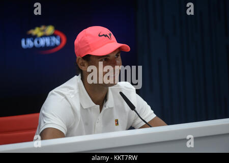 NEW YORK, USA - 26. AUGUST: Rafael Nadal spricht während einer Pressekonferenz vor den 2017 US Open Tennis Championships, die vom 28. August bis 10. September im Billie Jean King National Tennis Center in New York, USA, am 26. August 2017 stattfinden werden. Leute: Rafael Nadal Stockfoto