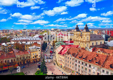 Zu ivano- frankivsk aus der Vogelperspektive mit blauen Himmel im Hintergrund Stockfoto