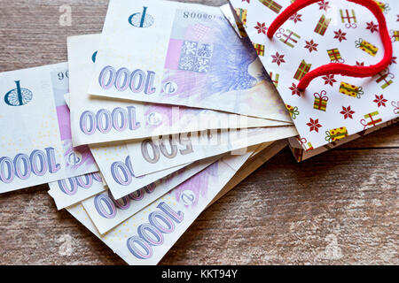 české peníze - bankovky jako dárek / Tschechische Währung - Banknoten in Geschenktüten Stockfoto