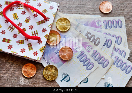 české peníze - bankovky jako dárek / Tschechische Währung - Banknoten in Geschenktüten Stockfoto