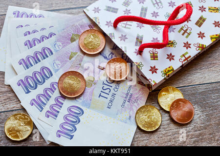 české peníze - bankovky jako dárek / Tschechische Währung - Banknoten in Geschenktüten Stockfoto