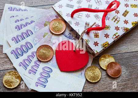 české peníze - bankovky jako dárek / Tschechische Währung - Banknoten in Geschenktüten Stockfoto