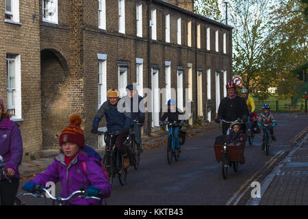 Viele Radfahrer auf Messe st. In das Stadtzentrum von Cambridge, Cambridgeshire, England, UK. Stockfoto