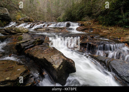 Big Panther Creek ist ein Nebenfluss des tallulah Fluss im nördlichen Georgia. der Bach läuft generallyeast südöstlich von seinem quellgebiet auf Pigeon Mountain auf der Tugaloo River nur stromabwärts von Yonah Dam. entlang seiner Länge es hat mehrere schöne Kaskaden und kleine Wasserfälle, mit einem sehr bemerkenswerten Wasserfall (Panther Creek Falls), ist ein sehr beliebtes Wanderziel. Stockfoto