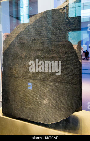 Die Rosetta Stone (mit granodiorit Stein) auf der Anzeige im British Museum, London, UK. (92) Stockfoto