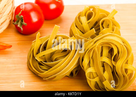 Rohe Fettucine Nudeln bereit für bowling Stockfoto