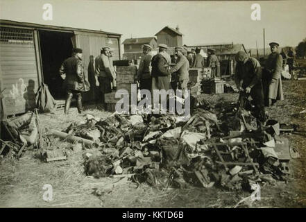 Russische Soldaten werden in einer österreichischen Festung gesehen, wahrscheinlich während des Ersten Weltkriegs, was die Interaktion zwischen den Militärkräften in der Region verdeutlicht. Die Szene spiegelt die historischen militärischen Engagements der Epoche wider. Stockfoto