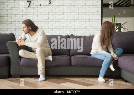 Unglücklich, traurig Paar sitzt auf der Couch nach zu Hause Streit Stockfoto