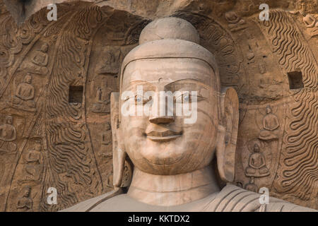 Giant Buddha geschnitzt aus einem rotbraunen Stein, der in einer Höhle am yungang Grotten untergebracht Stockfoto
