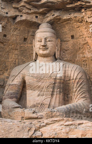 Giant Buddha geschnitzt aus einem rotbraunen Stein, der in einer Höhle am yungang Grotten untergebracht Stockfoto