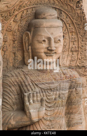 Giant Buddha geschnitzt aus einem rotbraunen Stein, der in einer Höhle am yungang Grotten untergebracht Stockfoto