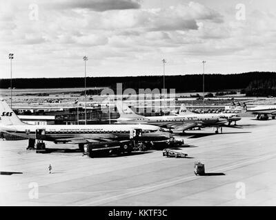 Flughafen Arlanda ARN, Stockholm. 60er Jahre. SAS DC 8 33, Bue Viking OY KTB. Bodenservice, Kraftstoff für das Flugzeug. SAS DC 8 33, Bue Viking OY KTB 1960 1968 Stockfoto