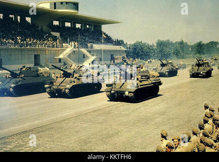 Die 6. Südafrikanische Panzerdivision nahm an einer Parade in Monza, Italien, Teil und zeigte militärische Stärke und historische Bedeutung. Das Ereignis markierte einen Moment der Mobilisierung während des Krieges Mitte des 20. Jahrhunderts. Stockfoto
